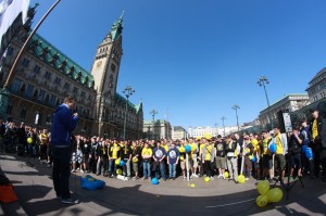 Jojo spricht vor der Masse