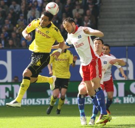 Lucas Barrios im Kopfballduell