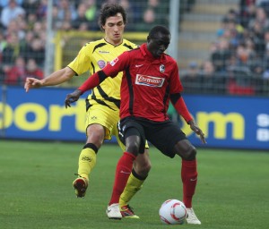 Hummels gegen Cissé - für die BVB-Fans kein Vergnügen