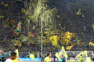 Die Südtribüne beim Einlaufen