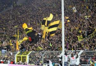 Totale Eskalation auf der Südtribüne Dortmund