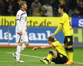 Kagwa freut sich mit Grosskreutz über sein Tor