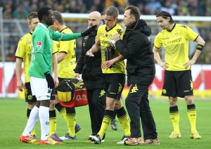Bender leaving the pitch after a kick to the face against Hannover
