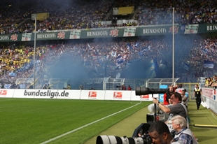 Hertha mit Pyro im Gästeblock