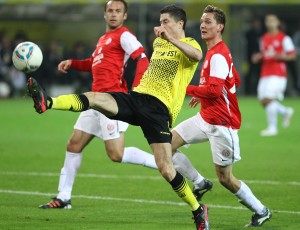 Dortmund's Lewandowski reacing for the ball