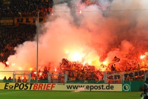 Pyroshow der SGD-Fans zum Pokalspiel