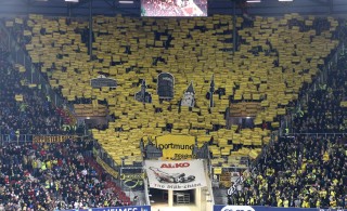 Eine wunderbare Choreo der Jubos Dortmund gab es beim Einlauf der Mannschaften