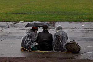 Fans im Regen