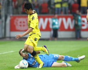 Kagawa tries to play around the Leverkusen keeper