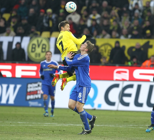 Moritz Leitner gewinnt das Kopfballduell