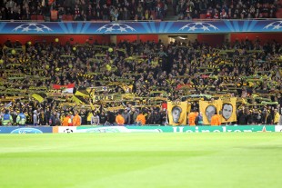 Intro der BVB Fans im Emirates Stadium