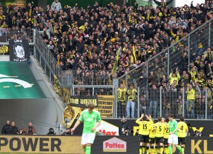 Torjubel zum 0-1 vor der Gästekurve