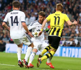 Marco Reus hatte gegen Alsonso und Ramos einen schweren Stand