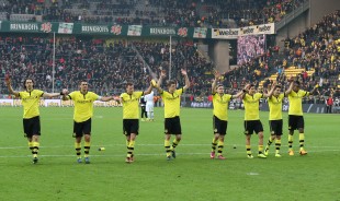 Die Welle nach Spielende vor der Südtribüne