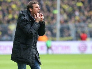 Der Augsburger Trainer Weinzierl in action