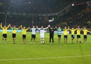 Die Welle nach Spielende vor der Südtribüne