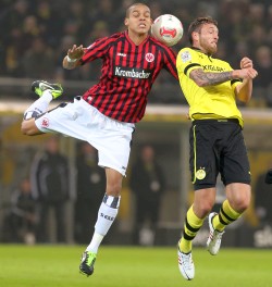 Julian Schieber im Luftkampf am Samstag gegen Frankfurt