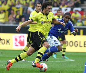 Mats Hummels, hier gegen Farfan, kehrte zumindest in Training zurück