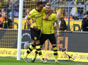 Pierre Aubameyang und Marco Reus bejubeln den Führungstreffer