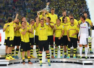 Kehl stemmt den Pokal in den Himmel