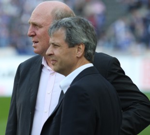 Dieter Hoeness und Trainer Favre beim Hinspiel