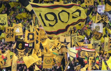 BVB-Fahnenintro im Weserstadion in der Saison 2002/03