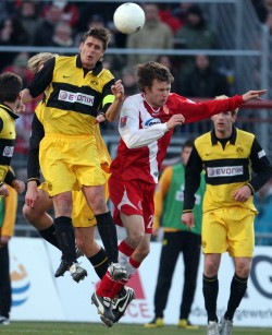 Sebastian im Kopfballduell beim Spiel in Cottbus