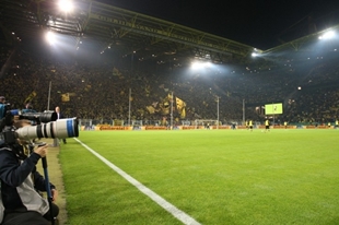 Auch gegen Bremen wieder zu sehen: Unser Westfalenstadion bei Flutlicht.