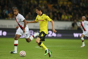 Vincent Kompany im Zweikampf mit Robert Lewandowski (Testspiel 2010)