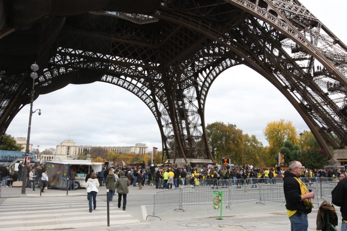 The Eiffel tower in the hand of the Borussen