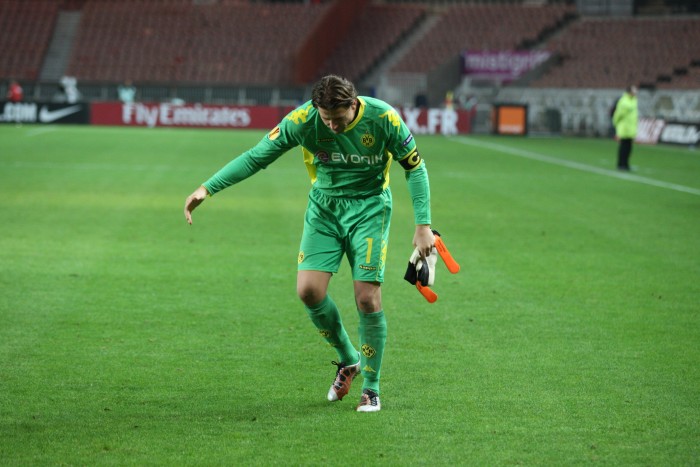 Roman Weidenfeller acknowledges the outstanding support