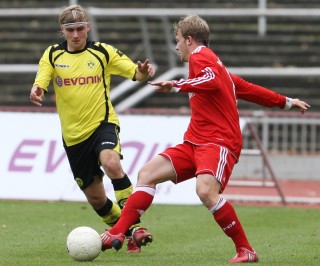 Marcel Schmelzer plays the Dede-position