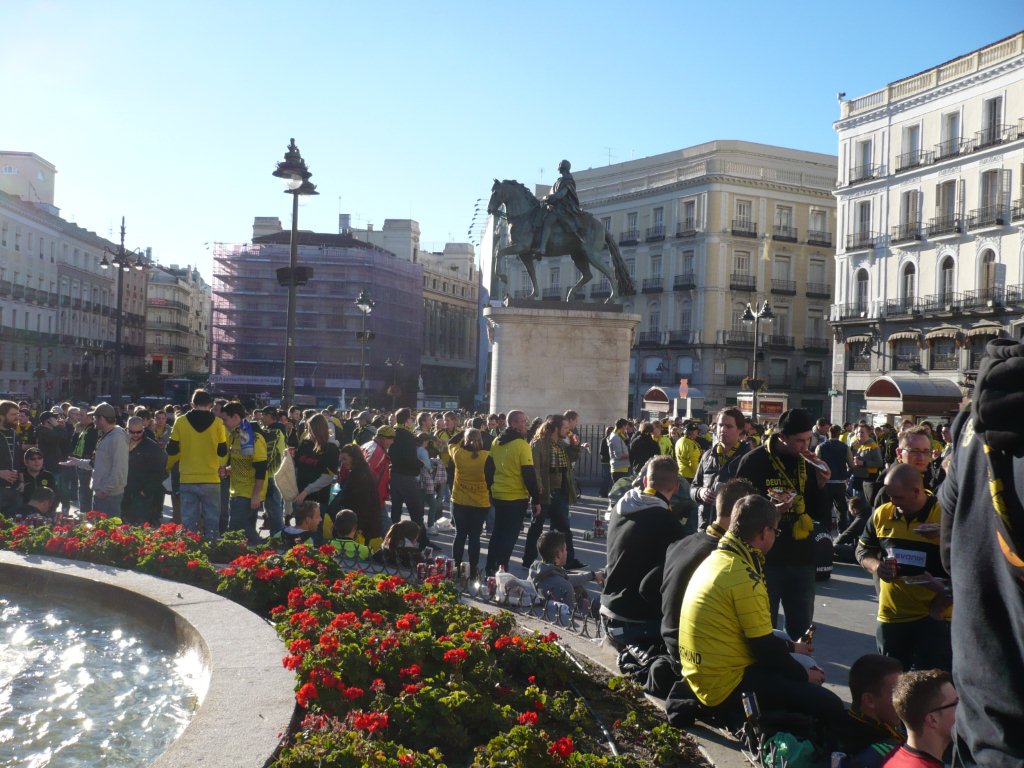 The city of Madrid packed in black and yellow