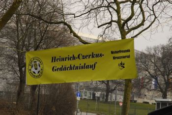 Das Banner des Heinrich-Czerkus-Laufs vor der Roten Erde