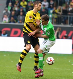 Sebastian Kehl gegen den Wolfsburger Sebastian Jung