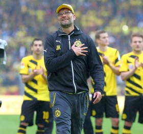 Jürgen Klopp vor der Südtribüne