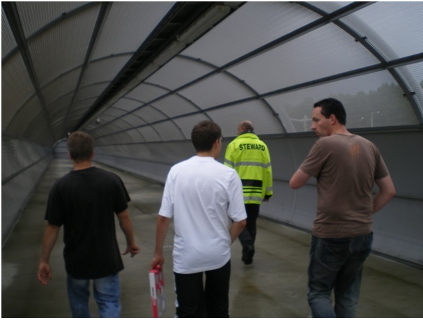 A crossover leads the fans in Rotterdam from the platform to the away stand