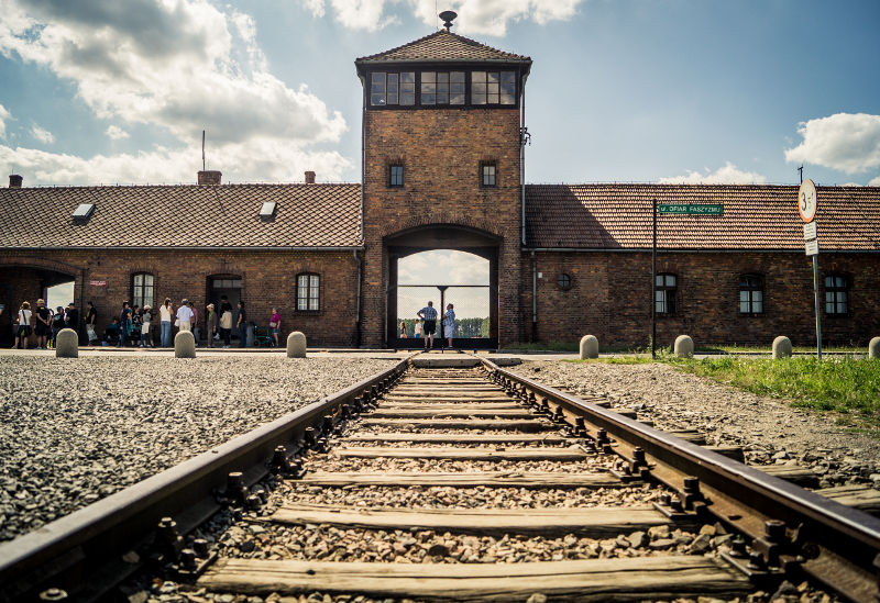 Das Eingangstor zum Vernichtungslager Auschwitz