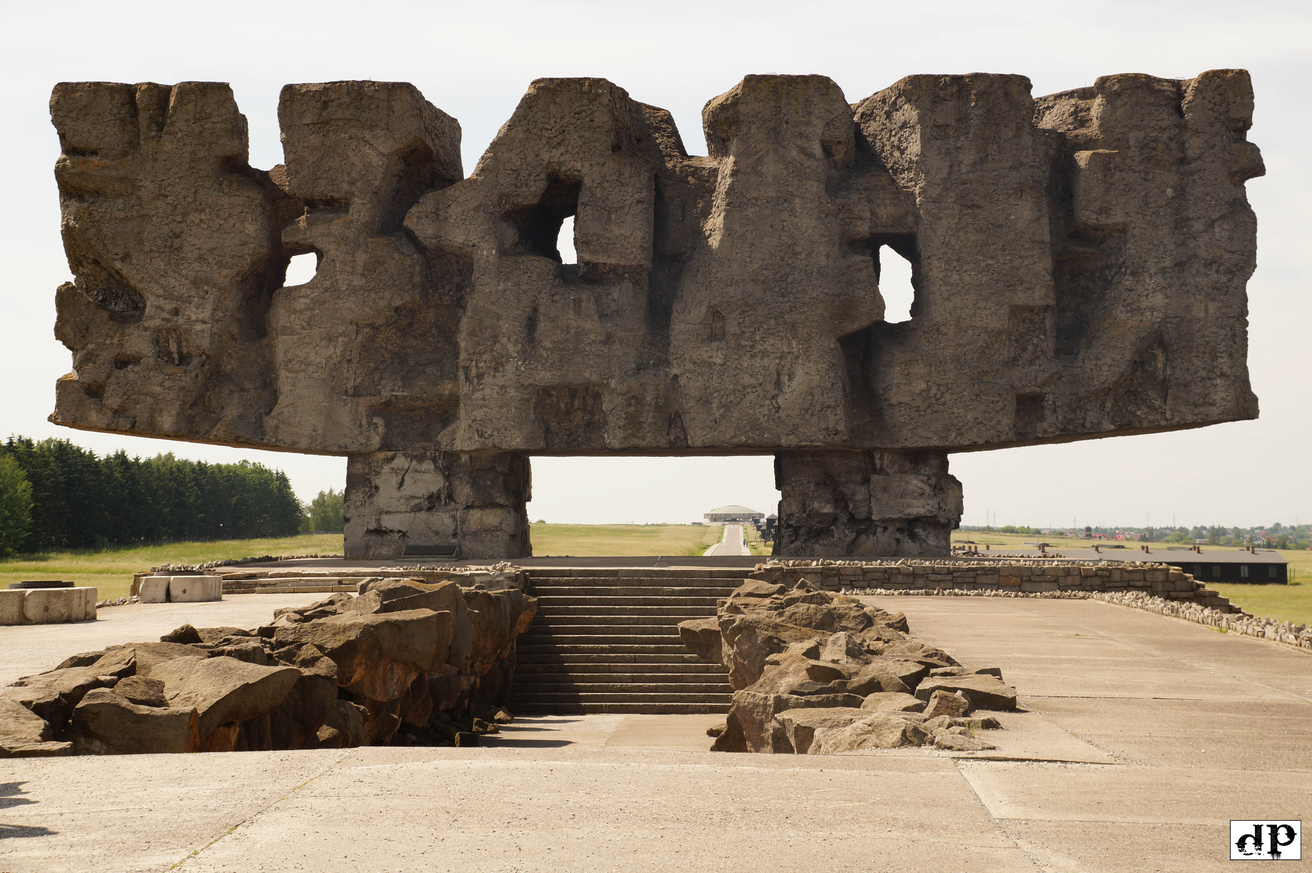 Der Eingang ins Lager Majdanek - hinten das Mausoleum