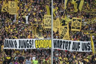 Spruchband der Südtribüne im Jahr 2010