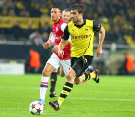 Özil (l.) gegen Sokratis