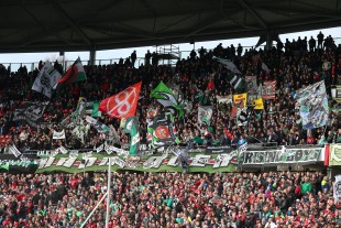 Bild aus alten Zeiten: Ultras Hannover unterstützen ihr Team im Oberrang