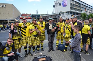 Nicht jeder fühlte sich beim Fanfest so wohl, wie diese Schotten - es war einfach zu viel