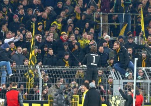 Weidenfeller talking to the fans