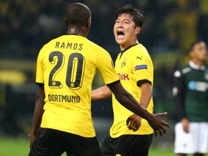 Adrian Ramos bejubelt mit Joo Ho Park den Siegtreffer