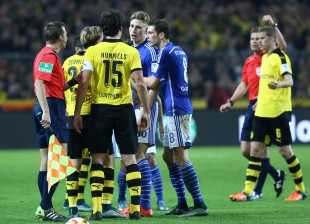 Rudelbildung nach dem Foul an Weigl