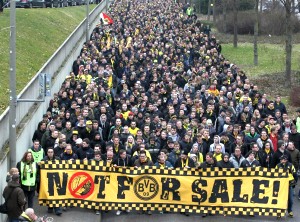 BVB-Fans vor zwei Wochen vor der B1-Unterführung Hohe Straße