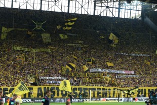 Spruchbandaktion der Südtribüne Dortmund gegen Spieltagszerstückelung