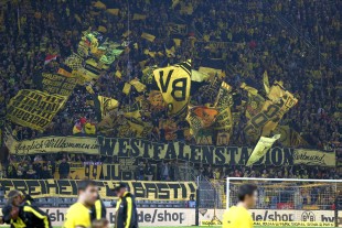 Fahnenintro auf der Südtribüne