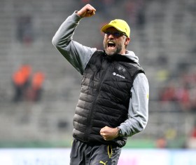 Erleichterung auch bei Jürgen Klopp nach Abpfiff vor der Fankurve